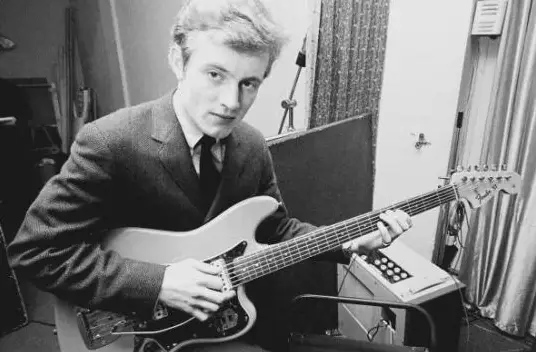 Un diciannovenne&nbsp;John Paul Jones in uno studio di registrazione di Londra nel 1965.